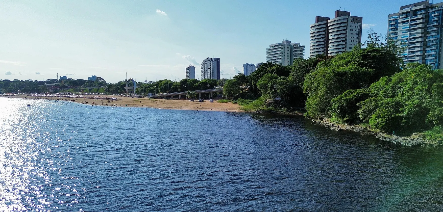 Rio Negro e skyline de Ponta Negra